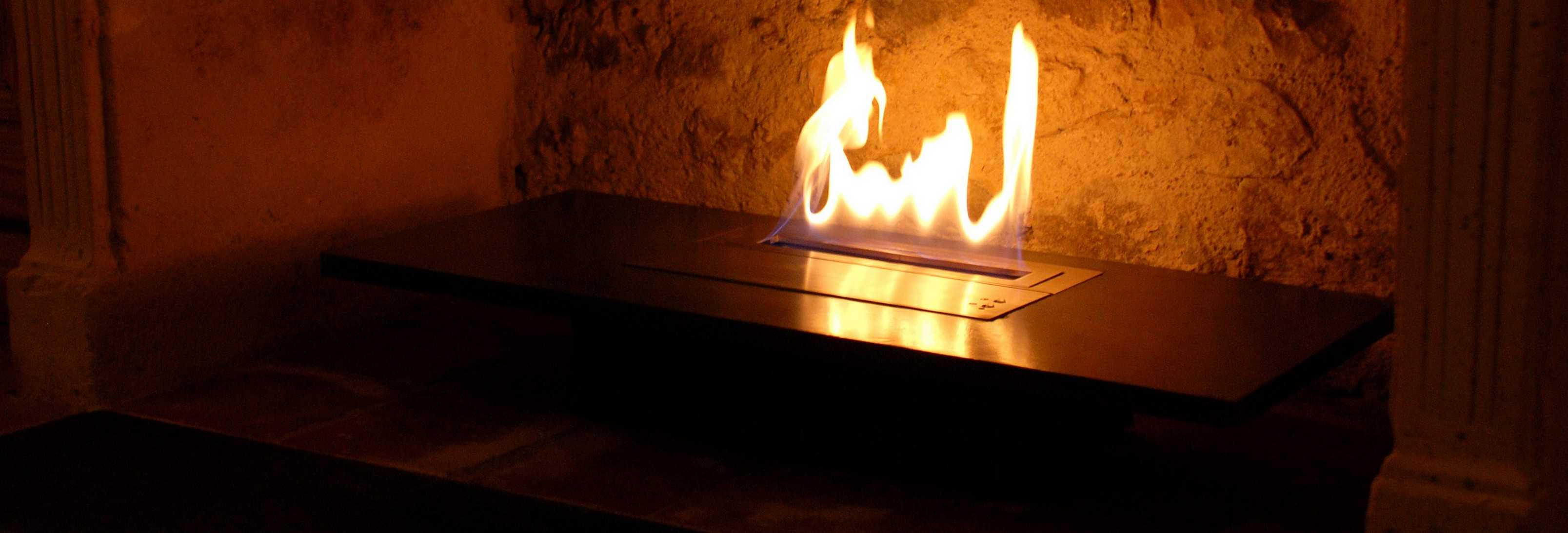 Brûleur ethanol dans cheminée en pierre