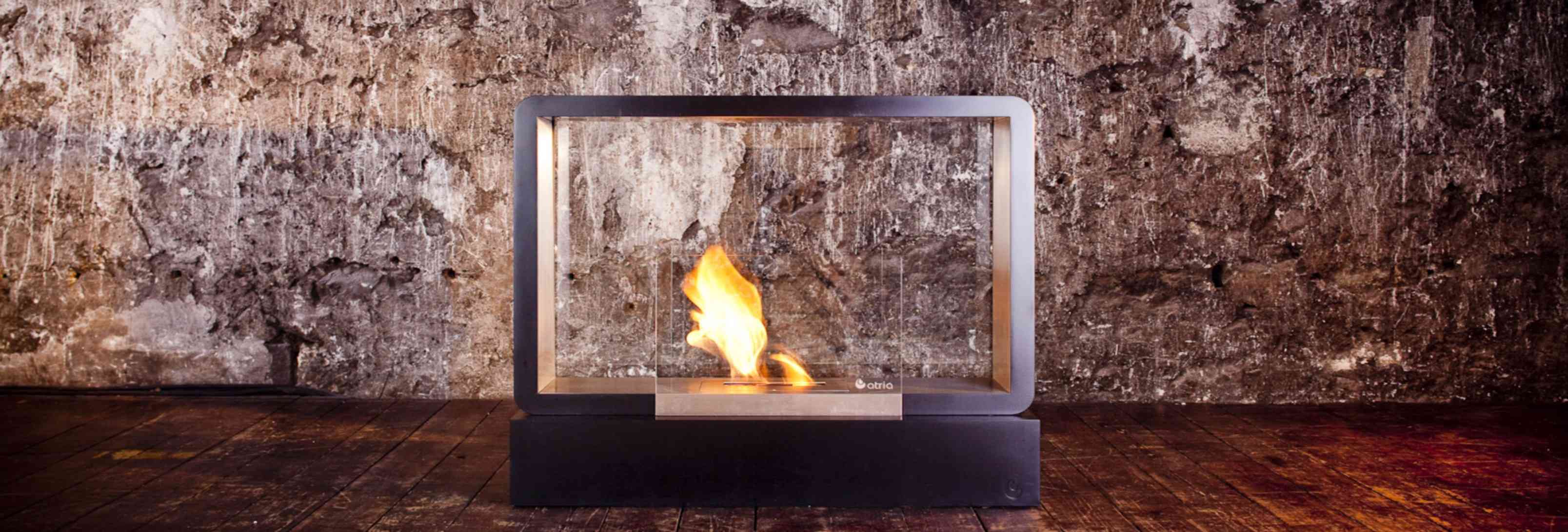 Brûleur éthanol dans une cheminée ultra-contemporaine